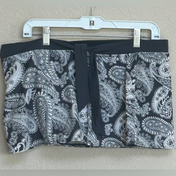 Athleta Charcoal Gray Paisley Swim Cover-Up Shorts with Lavender Lining Large - Picture 1 of 6